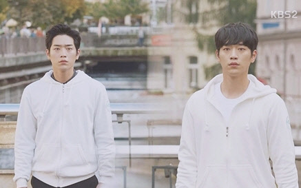 '너도 인간이니' 로봇 남신Ⅲ(서강준)와 재계에서 망나니로 통하는 인간 남신(서강준)이 체코 카를로비 바리의 건널목 하나를 사이에 두고 운명적으로 마주했다. <KBS 2TV 월화드라마 '너도 인간이니' 영상 캡처>